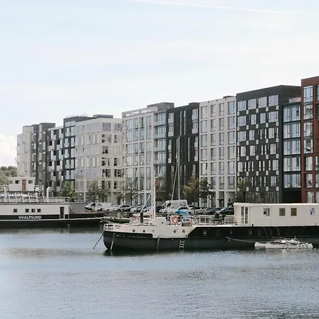 Beautiful 3-bed In Canal W Balcony Apartman